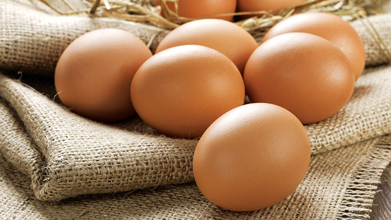 seis ovos em cima de uma toalha cinzenta